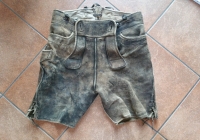 Lederhose mit schwacherm Leder vorher